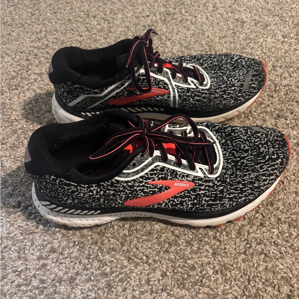 Brooks size 11